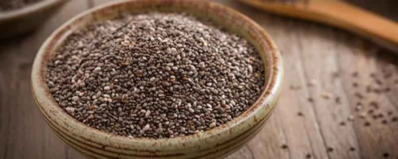 チアシードを効果的に摂取して減量するにはどうすればいいでしょうか？チアシードを使うと1ヶ月でどれくらい体重を落とせますか？