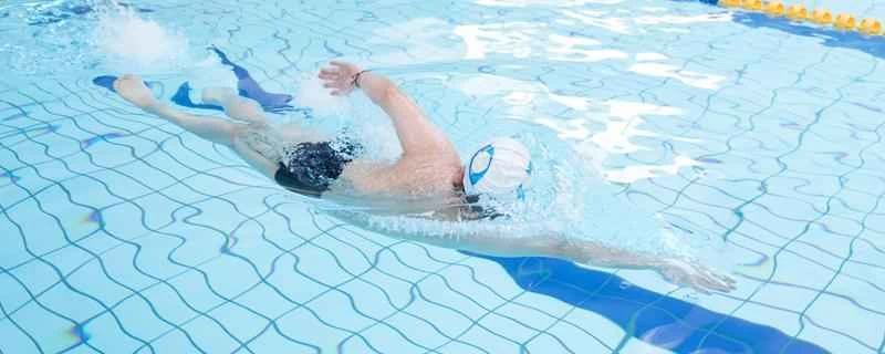 ボディメイクには自由形と平泳ぎのどちらが効果的ですか？ダイエットのために水泳をする際の注意点は何ですか？