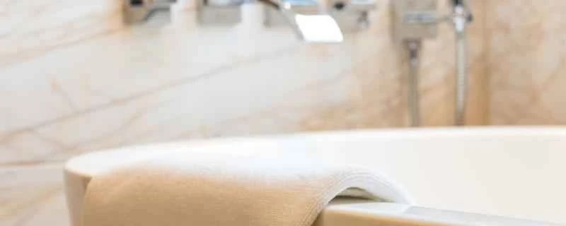 冷水シャワーを浴びるとダイエットに効果があるというのは本当ですか？女性が冷水シャワーを浴びることのデメリットは何でしょうか？