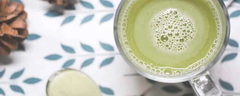 便秘になってもグリーンジュースを飲み続けるべきでしょうか？グリーンジュースを飲むと便秘になることがあるのはなぜでしょうか？