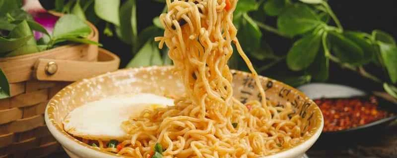 ダイエット中にインスタントラーメンを食べてもいいですか？食べ過ぎると太りますか？