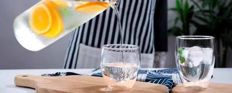 水を十分に飲まないと体重は増えますか？もっと水を飲むと体重が減りますか？