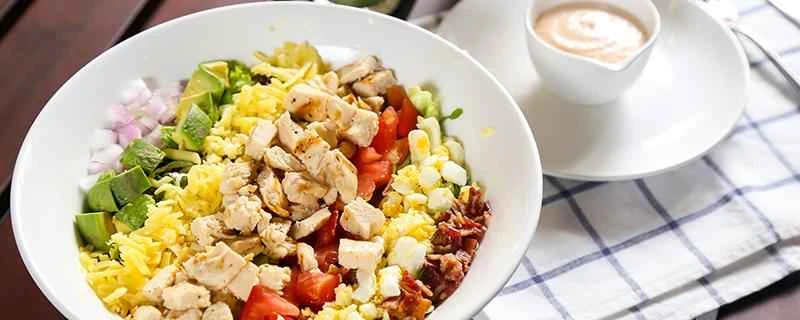 鶏むね肉をダイエットに、そして美味しく食べるにはどうすればいいでしょうか？ダイエットのために1日にどれくらいの量の鶏むね肉を食べるのが適切でしょうか？