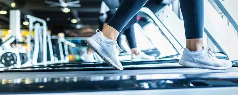 減量のために走るなら、夜と朝のどちらが良いでしょうか？ランニングで減量効果が現れるまで、通常どれくらいの時間がかかりますか？