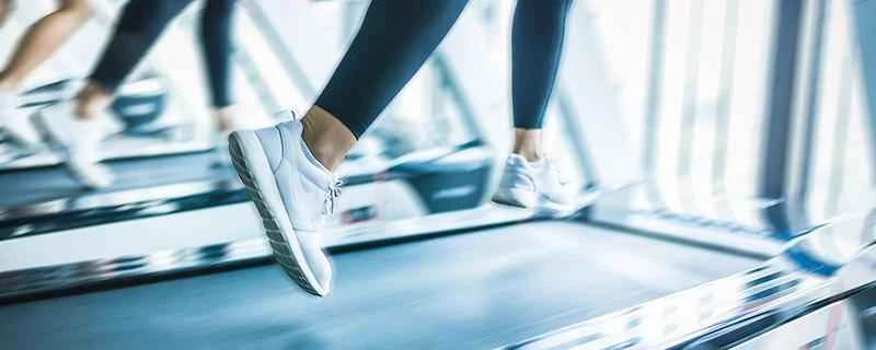 夜のランニングと朝のランニング、どちらが減量に効果的ですか？ランニングを始めて体重が減り始めるまでどれくらいかかりますか？