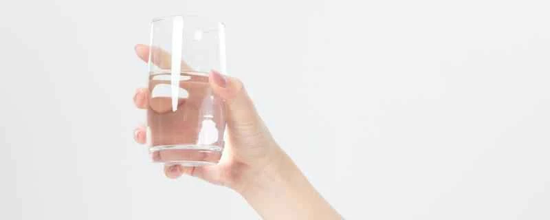 食後に水を飲むと減量に役立ちますか、それとも体重増加の原因になりますか?