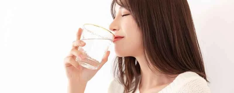 寝る前に水を飲むと体重が増えますか？寝る前に体重が増える理由は何ですか？