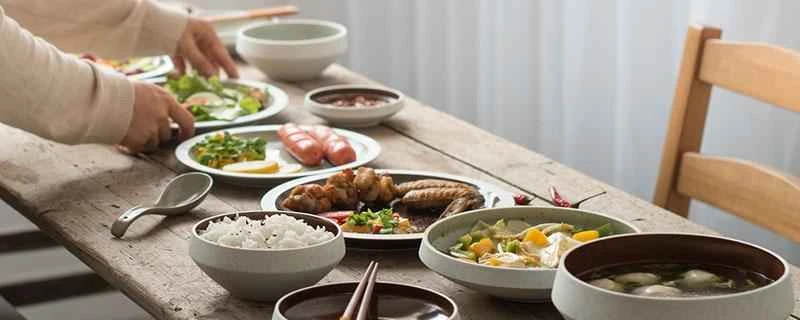 ダイエット中にたまに夜にたくさん食べると、太ってしまいますか？ダイエット中に食べ過ぎてしまった場合、どうすれば改善できますか？