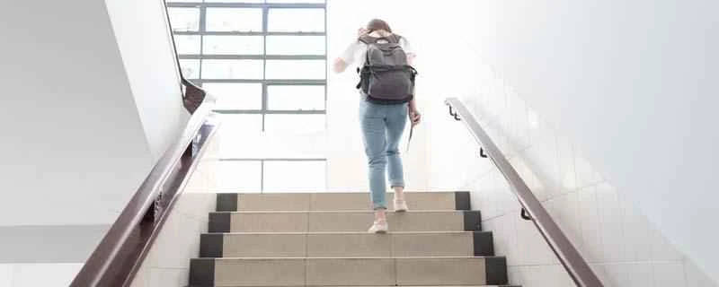 階段を上るとふくらはぎが細くなりますか？脚を細くするのに階段を上る最も効果的な方法は何ですか？